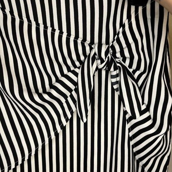 Living Doll Black & Cream Striped Tie Front Mini Skirt Size Small NWT - Picture 5 of 6